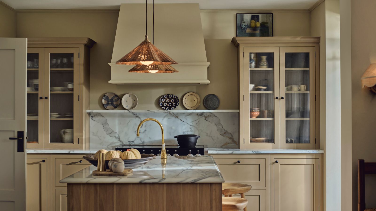 A neutral kitchen with a countersplash that ends in a narrow ledge to display plates